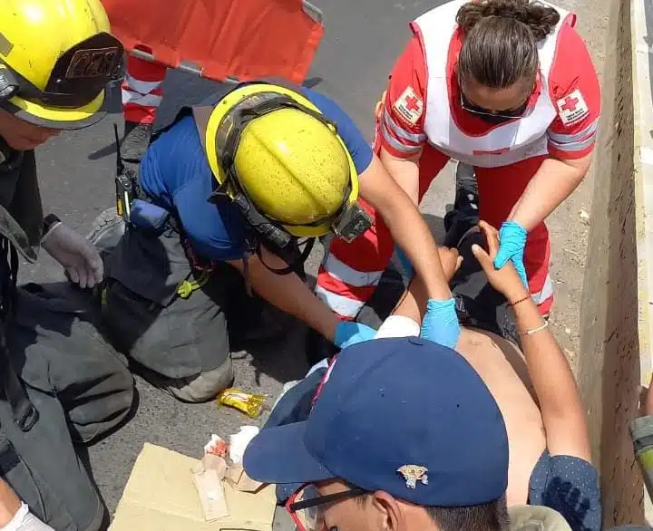 Teodoro queda lesionado al ser impactado por alcance por camioneta cuando iba en su moto en Culiacán