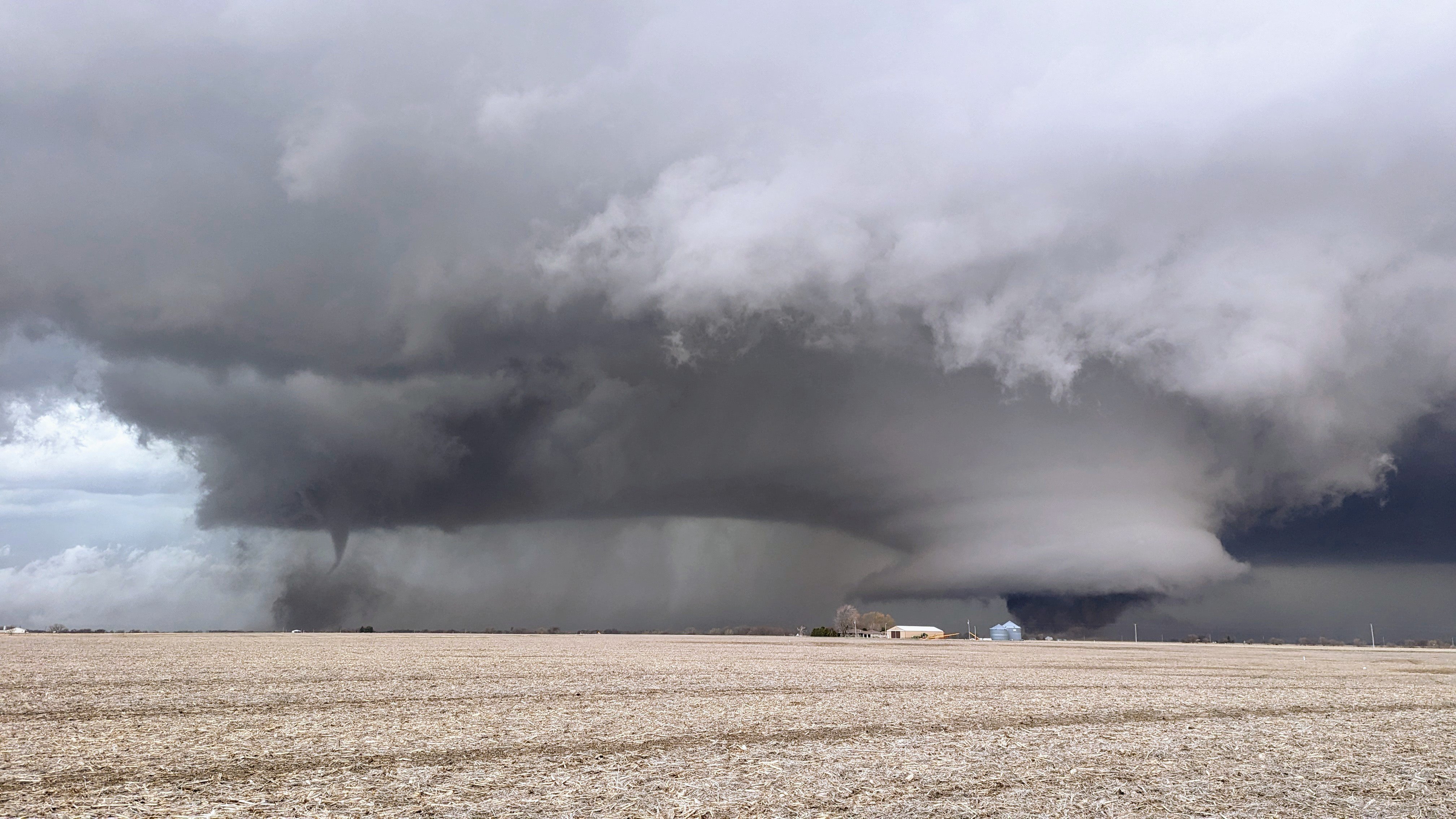 VIDEO ¡El poder de la naturaleza! Captan impresionante tornado en Iowa