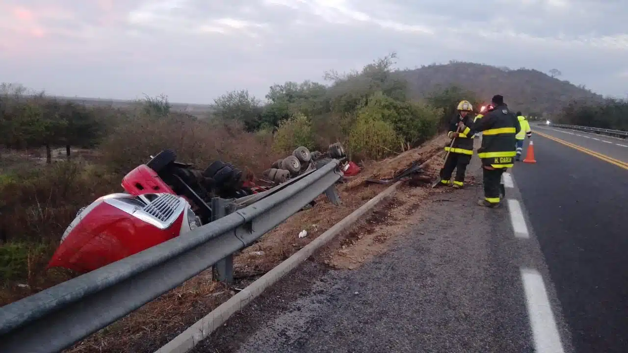 Tráiler con doble remolque se volcó por la autopista Mazatlán-Tepic