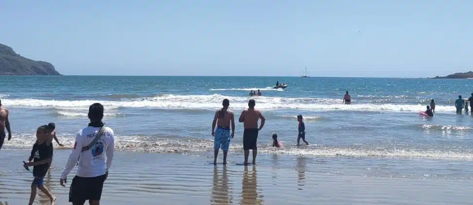 Tres turistas fueron rescatados del mar en playas de Mazatlán