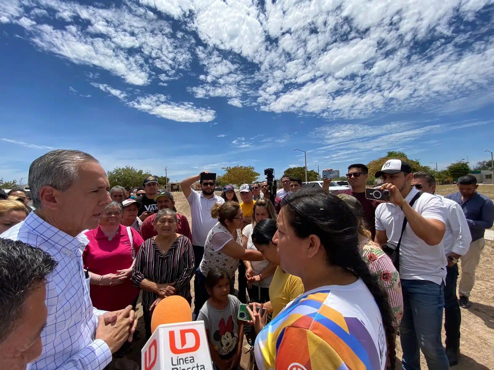 Vecinos de Santa Luz en Los Mochis piden que se les habilite su área verde; alcalde hace compromiso