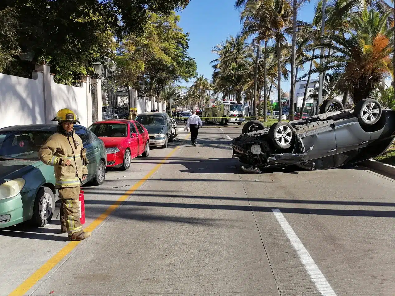 Camioneta choca y termina volcada en la Zona Dorada de Mazatlán; hay un lesionado
