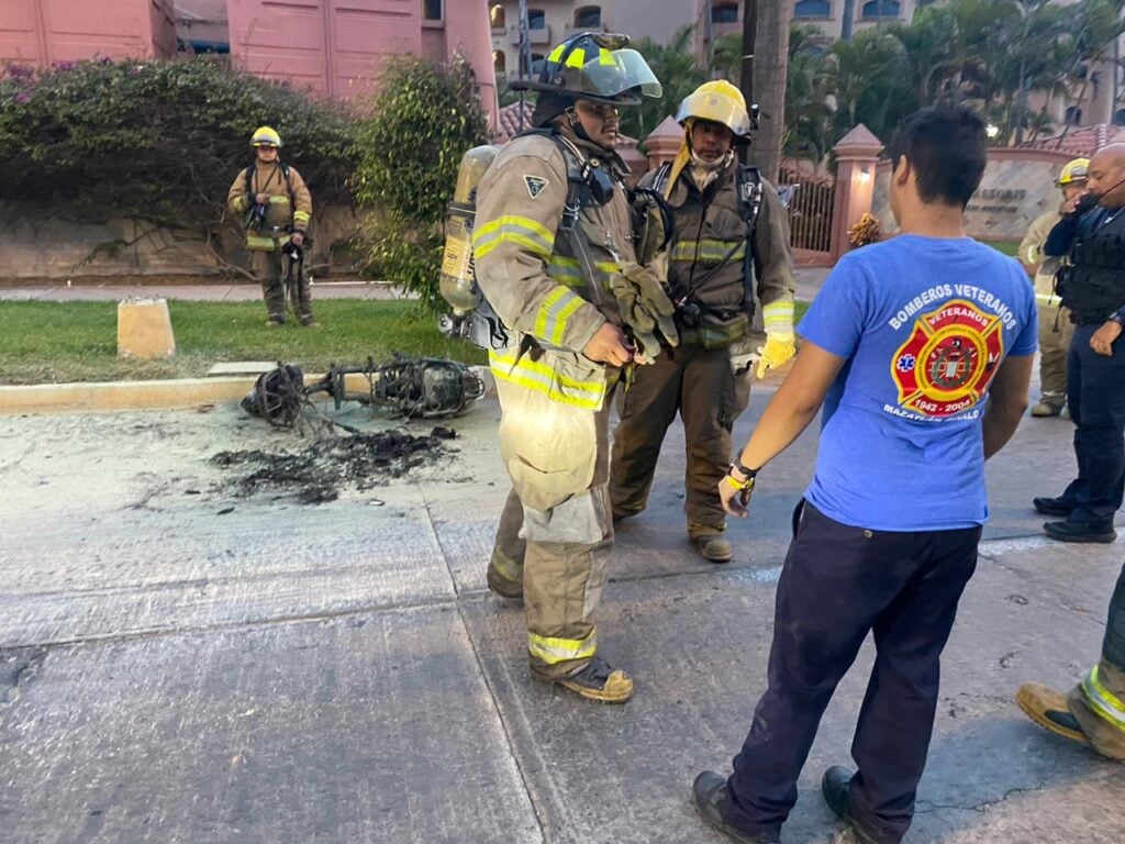 Incendios dejan cuantiosos daños: El fuego consume motocicleta y camión de volteo en Mazatlán