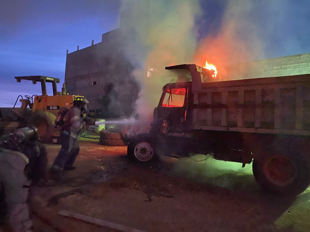 Incendios dejan cuantiosos daños: El fuego consume motocicleta y camión de volteo en Mazatlán
