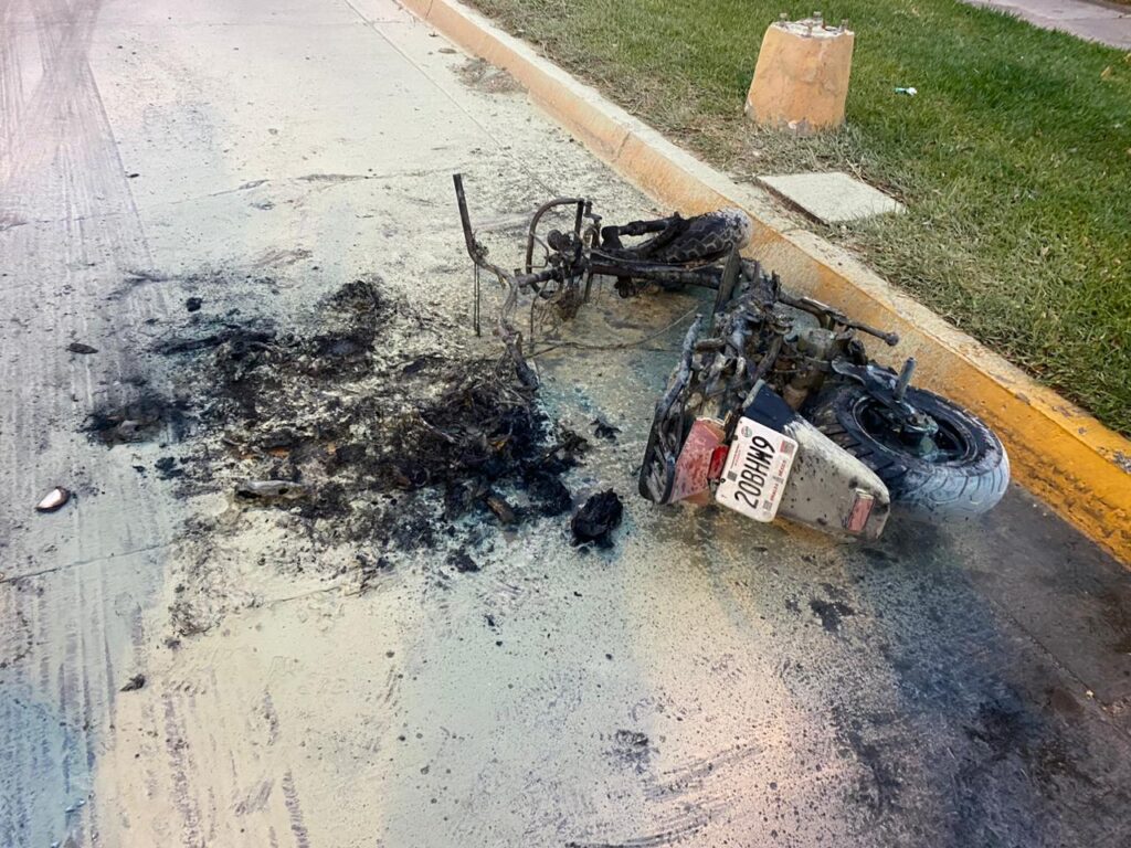 Incendios dejan cuantiosos daños: El fuego consume motocicleta y camión de volteo en Mazatlán