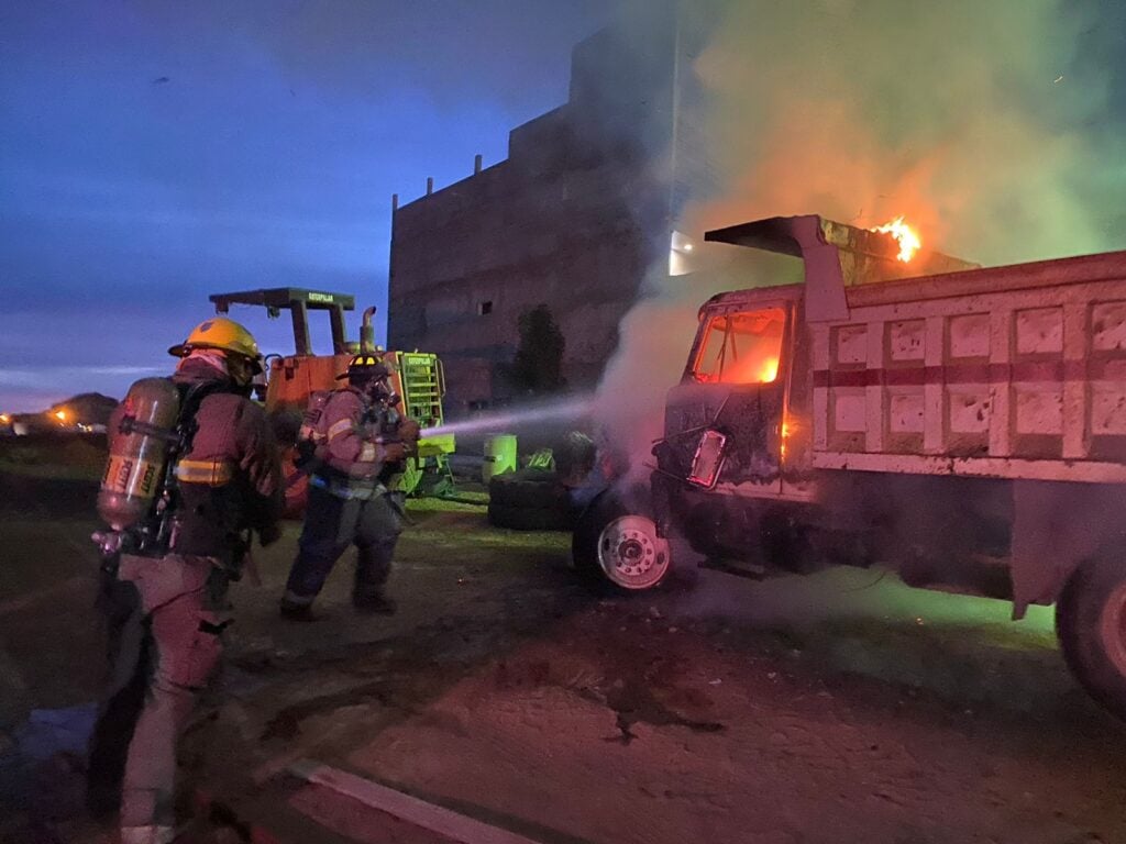 Incendios dejan cuantiosos daños: El fuego consume motocicleta y camión de volteo en Mazatlán