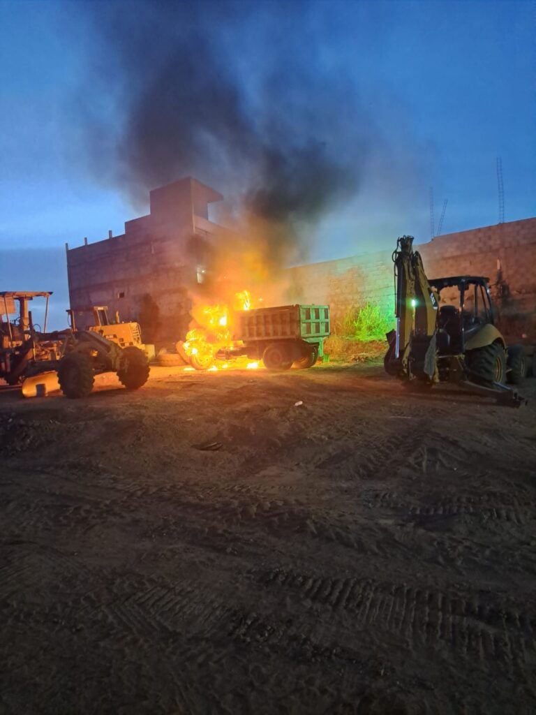 Incendios dejan cuantiosos daños: El fuego consume motocicleta y camión de volteo en Mazatlán