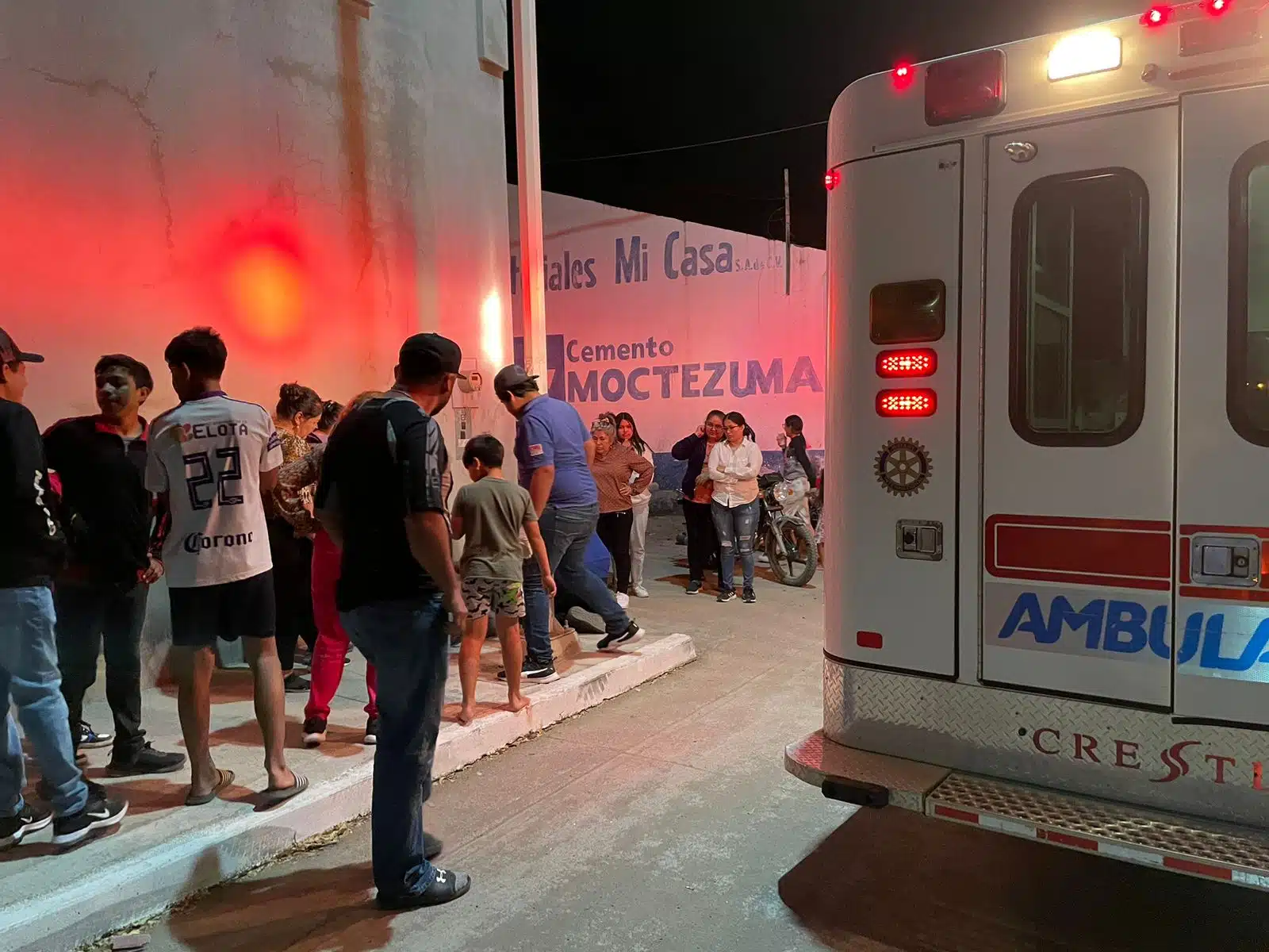 ¡Tiene lesiones graves! Joven derrapa en motocicleta y termina impactando con una pared en Elota