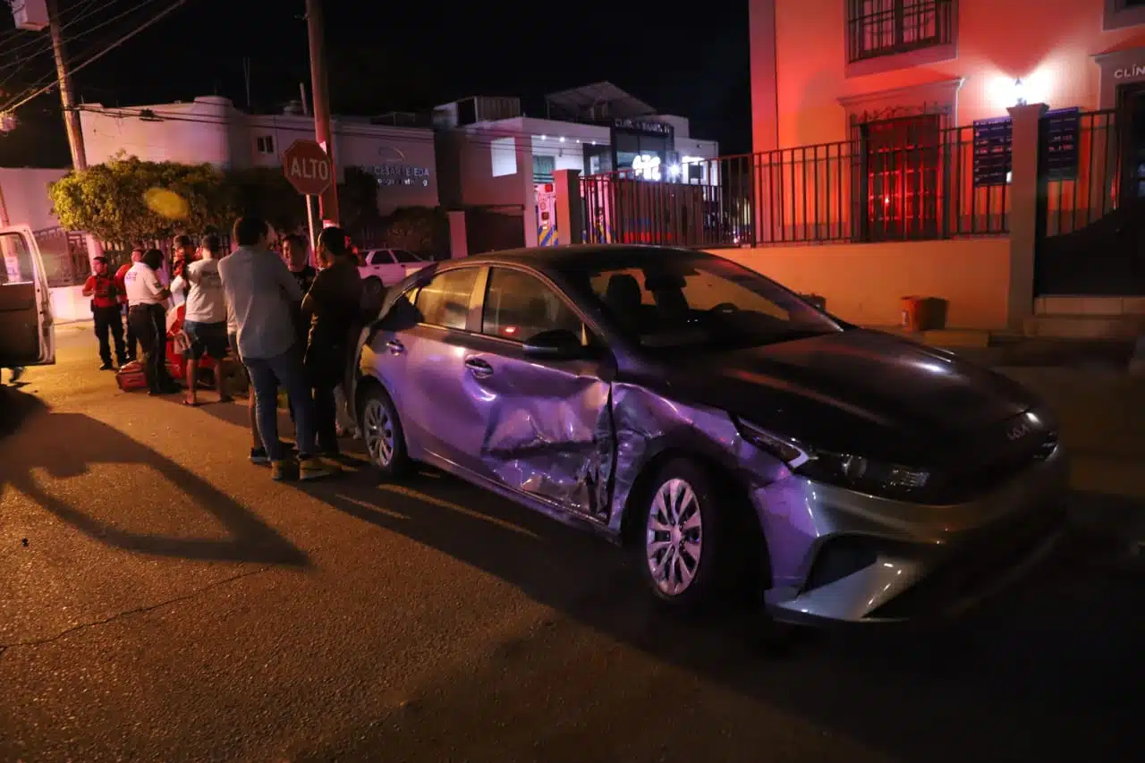 No hace alto obligatorio y se impacta contra un automóvil en la Ferrocarrilera, Mazatlán