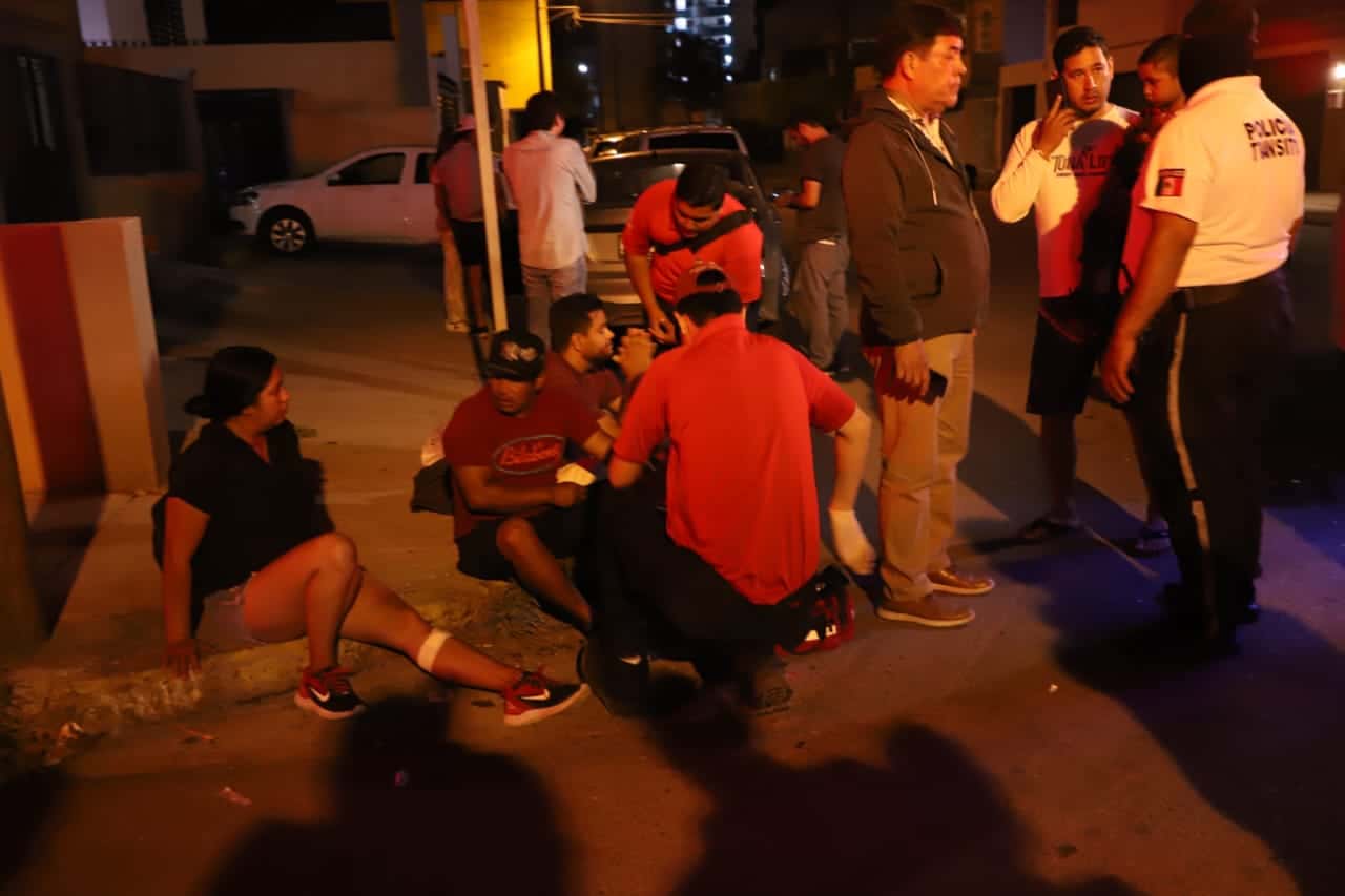 No hace alto obligatorio y se impacta contra un automóvil en la Ferrocarrilera, Mazatlán