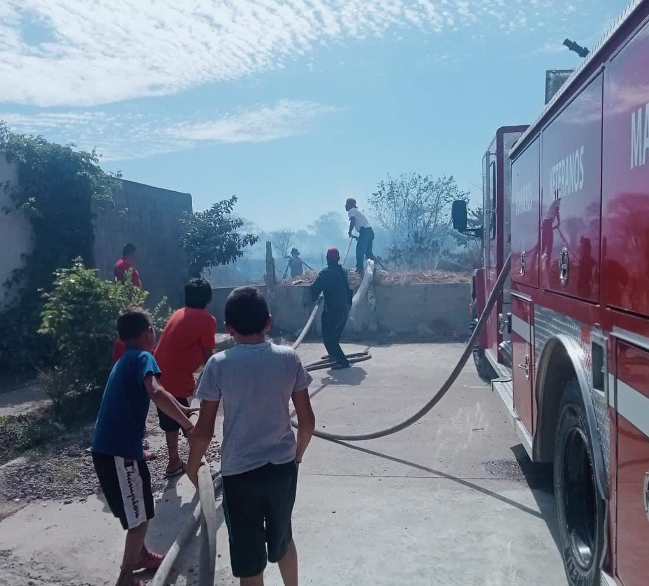 Dos fuertes incendios de maleza se generan en Santa Fe y La Urraca, al sur de Mazatlán
