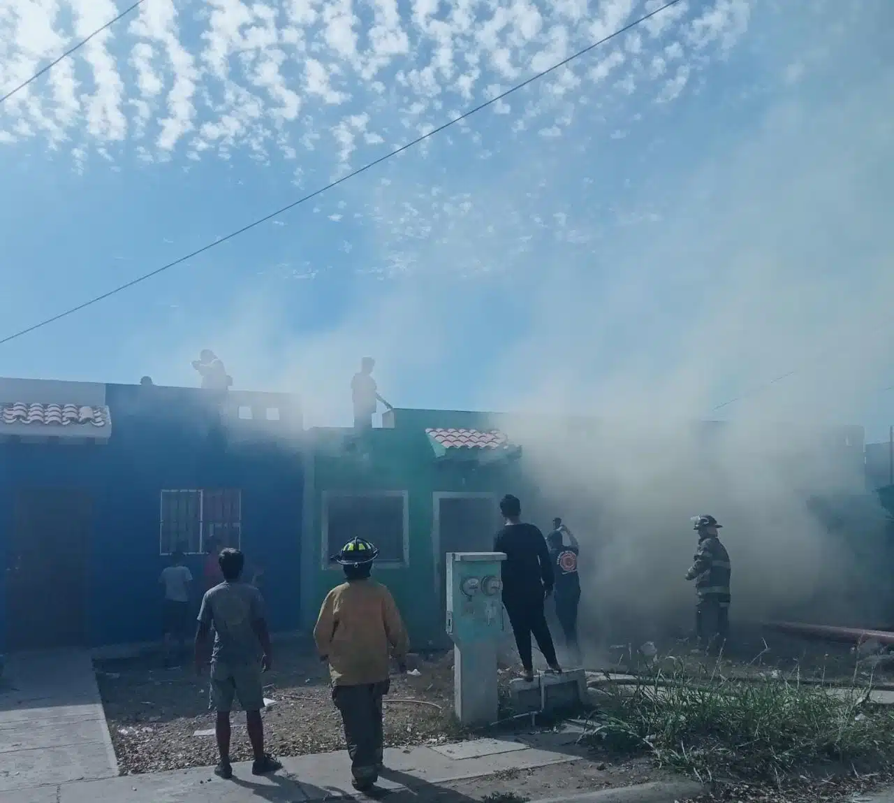 Dos fuertes incendios de maleza se generan en Santa Fe y La Urraca, al sur de Mazatlán