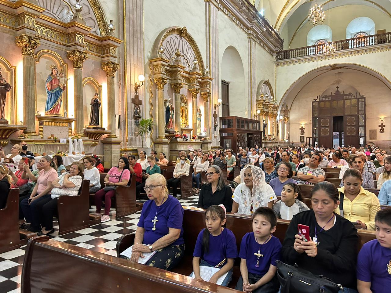 Obispo Jonás Corona oficia misa de la Cena del Señor y realiza lavatorio de pies en Catedral 