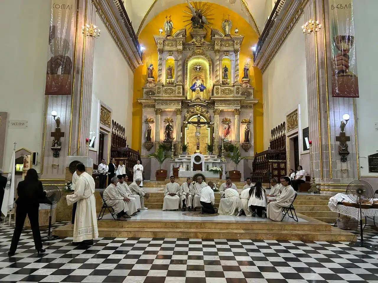 Obispo Jonás Corona oficia misa de la Cena del Señor y realiza lavatorio de pies en Catedral