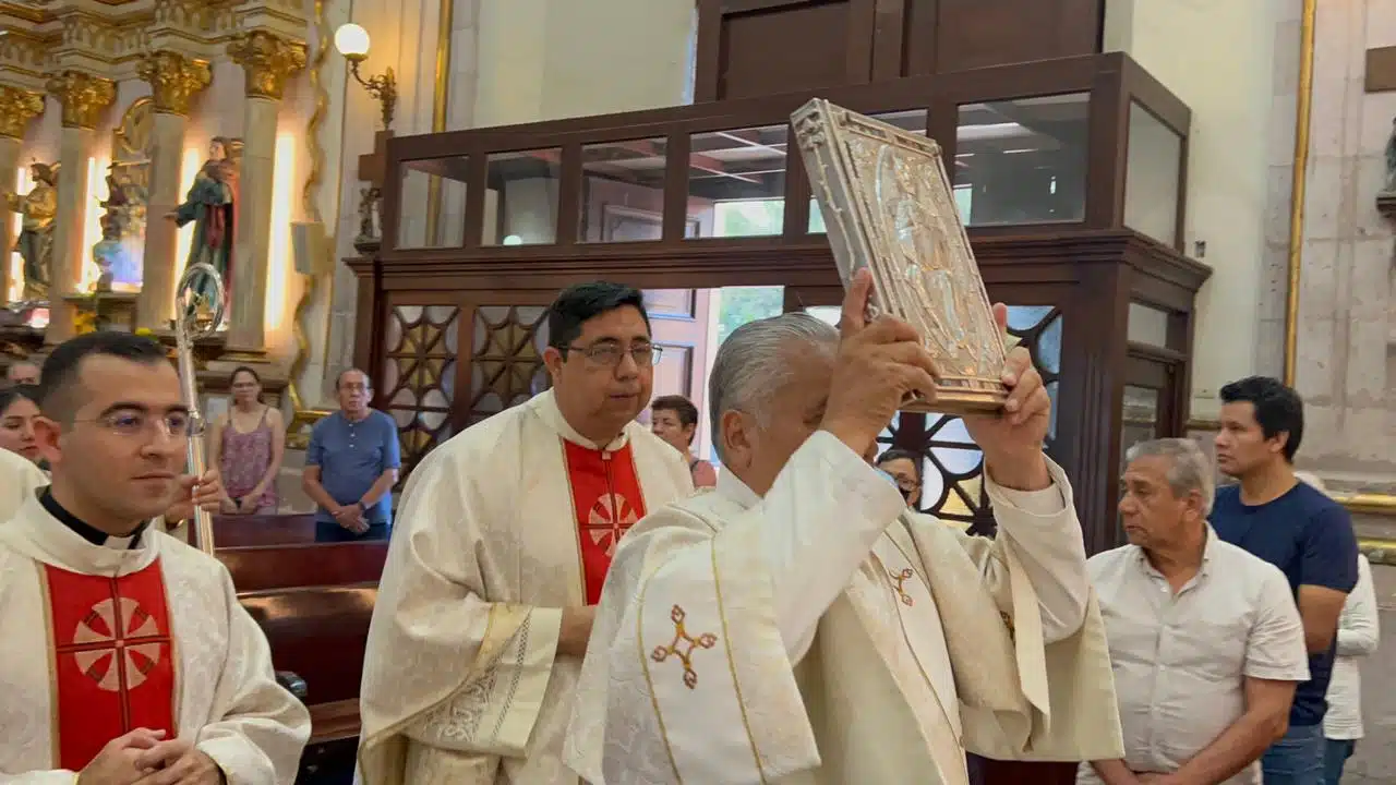 Obispo Jonás Corona oficia misa de la Cena del Señor y realiza lavatorio de pies en Catedral 