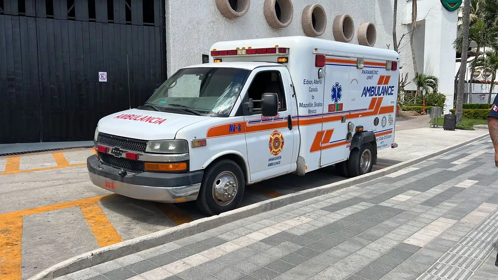 Acercan Bomberos Veteranos una ambulancia a la altura del Fraccionamiento El Cid