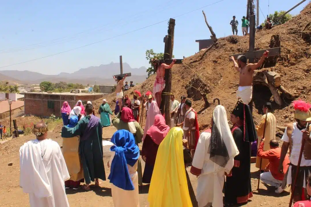 Muestra su devoción el pueblo de Rosario con la representación del Viacrucis viviente