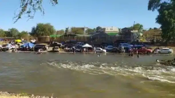 ¡La libró! Bomberos logran salvar a una joven que era arrastrada por el río, en Ayunec