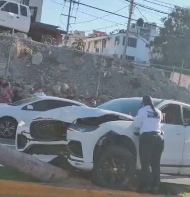 ¡Por poco pasa una tragedia! Conductor se impacta contra palmera en el Paseo Claussen