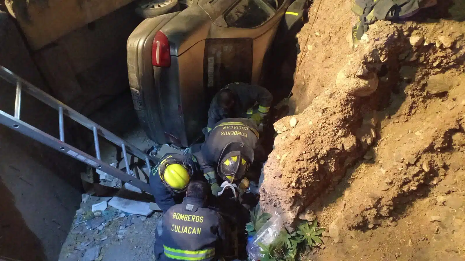¡Bomberos al rescate! Conductor queda atrapado en su auto tras caer a una zanja en Culiacán
