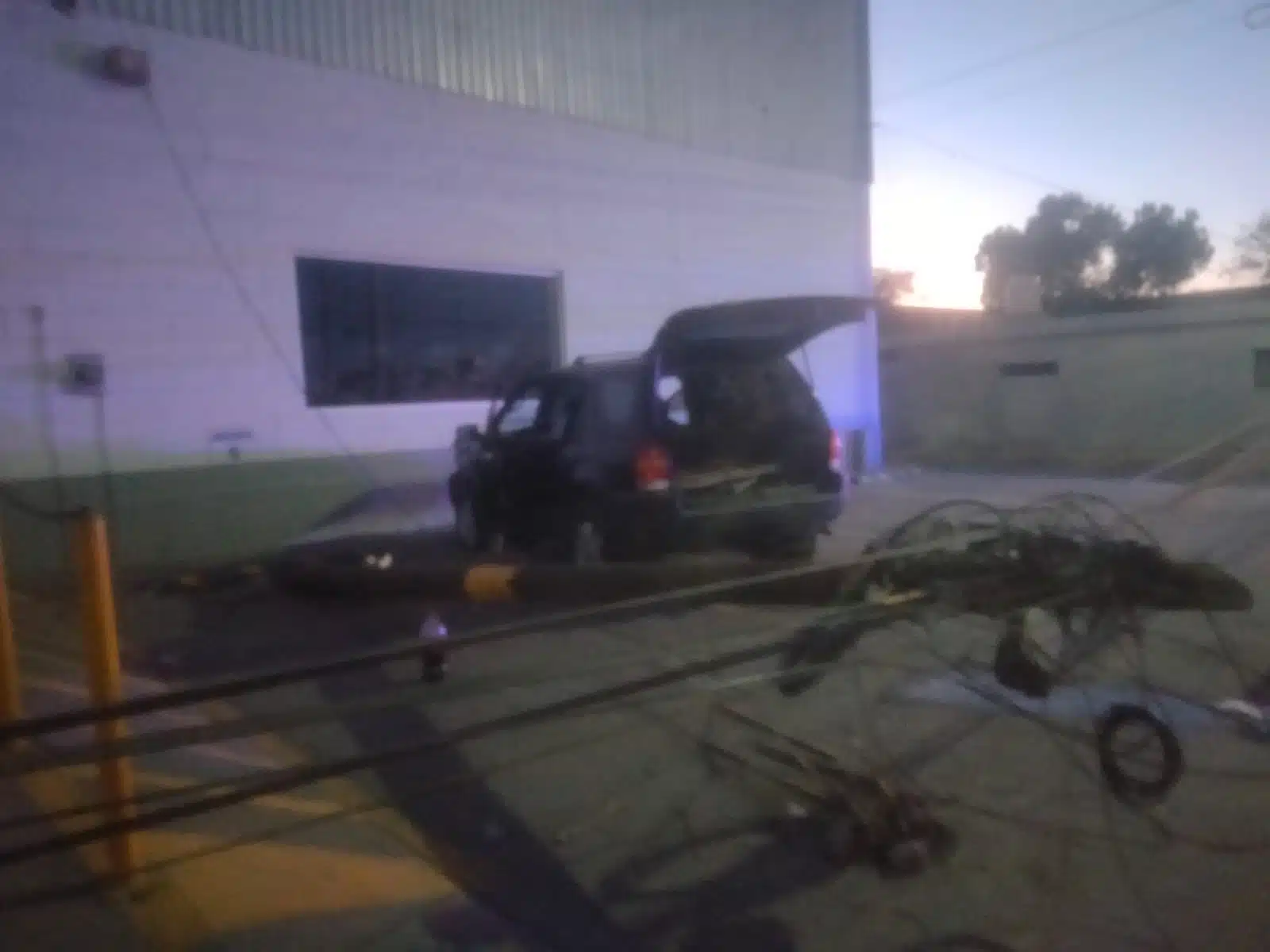¡Destrozó su camioneta! Ebrio conductor choca y tumba poste en el sector San Rafael de Culiacán