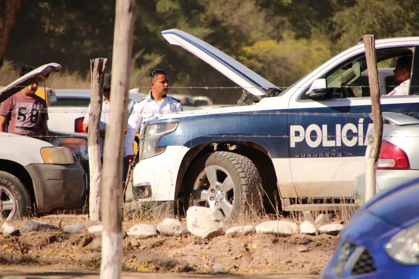 ¡Buena acción! Policías de El Fuerte apoyan a familia con auxilio mecánico en La Galera 