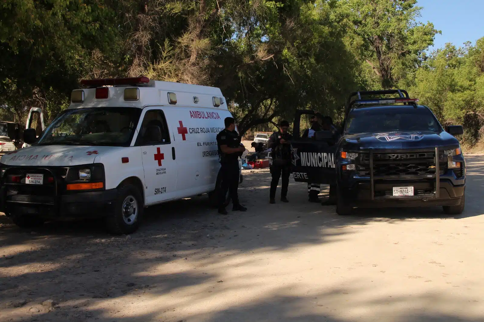 ¡Buena acción! Policías de El Fuerte apoyan a familia con auxilio mecánico en La Galera 