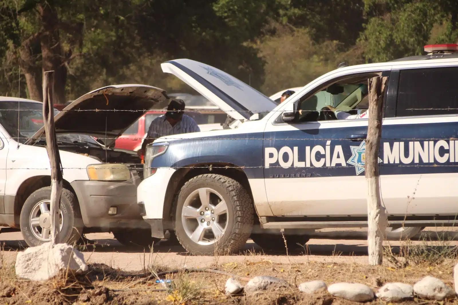 ¡Buena acción! Policías de El Fuerte apoyan a familia con auxilio mecánico en La Galera