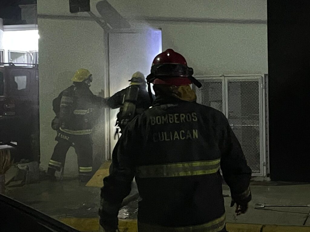 Conato de incendio en expendio cervecero moviliza a Bomberos en Culiacán