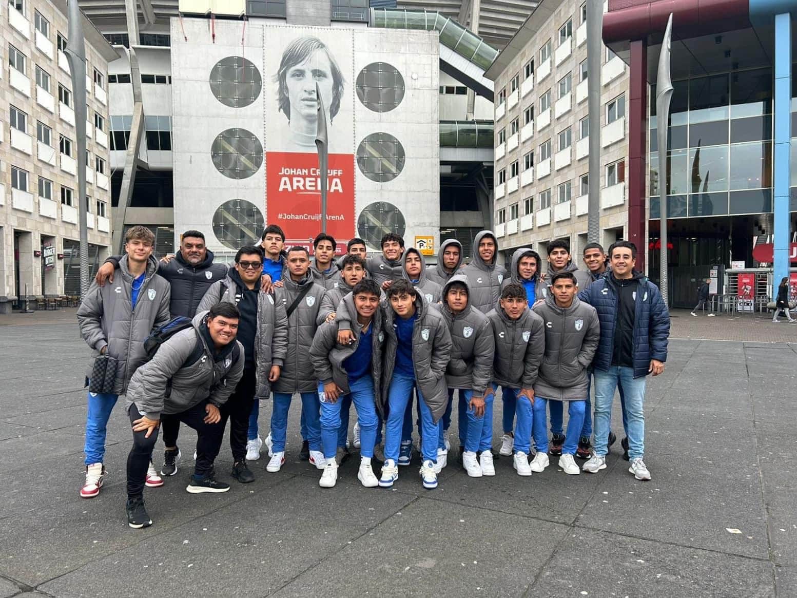 ¡Los motiva! Edson Álvarez charla con jóvenes de fuerzas básicas de Pachuca