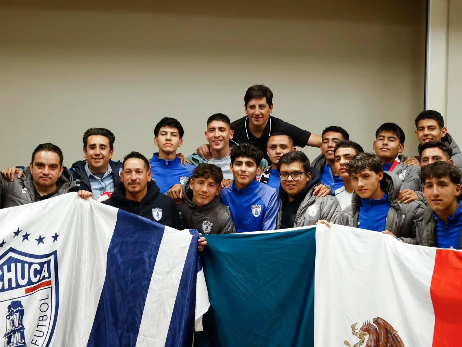 ¡Los motiva! Edson Álvarez charla con jóvenes de fuerzas básicas de Pachuca