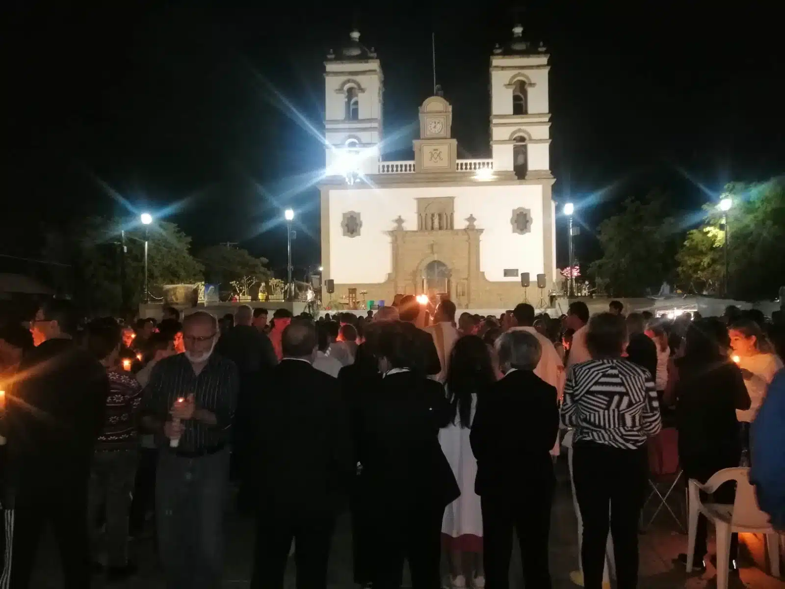 Oran cientos de feligreses por la muerte y resurrección de Jesucristo en Guasave