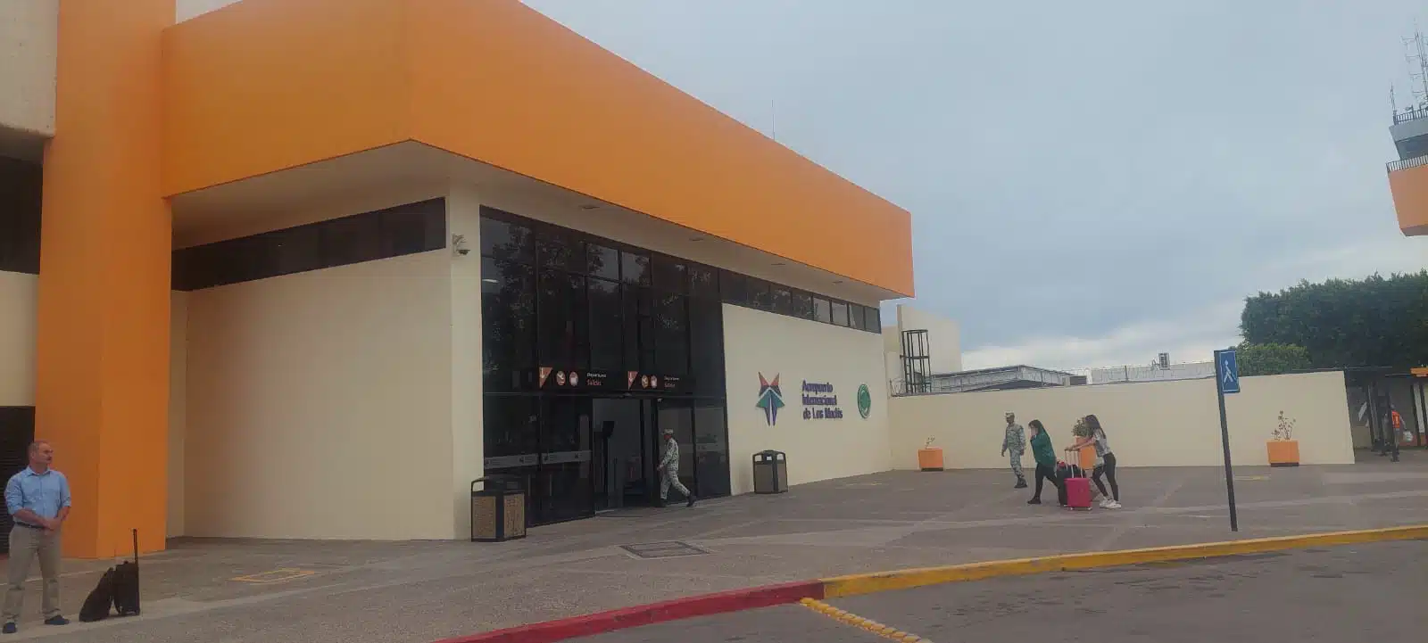 Varados y retrasados por mal tiempo en Tijuana, quedan pasajeros en aeropuertos de Sinaloa