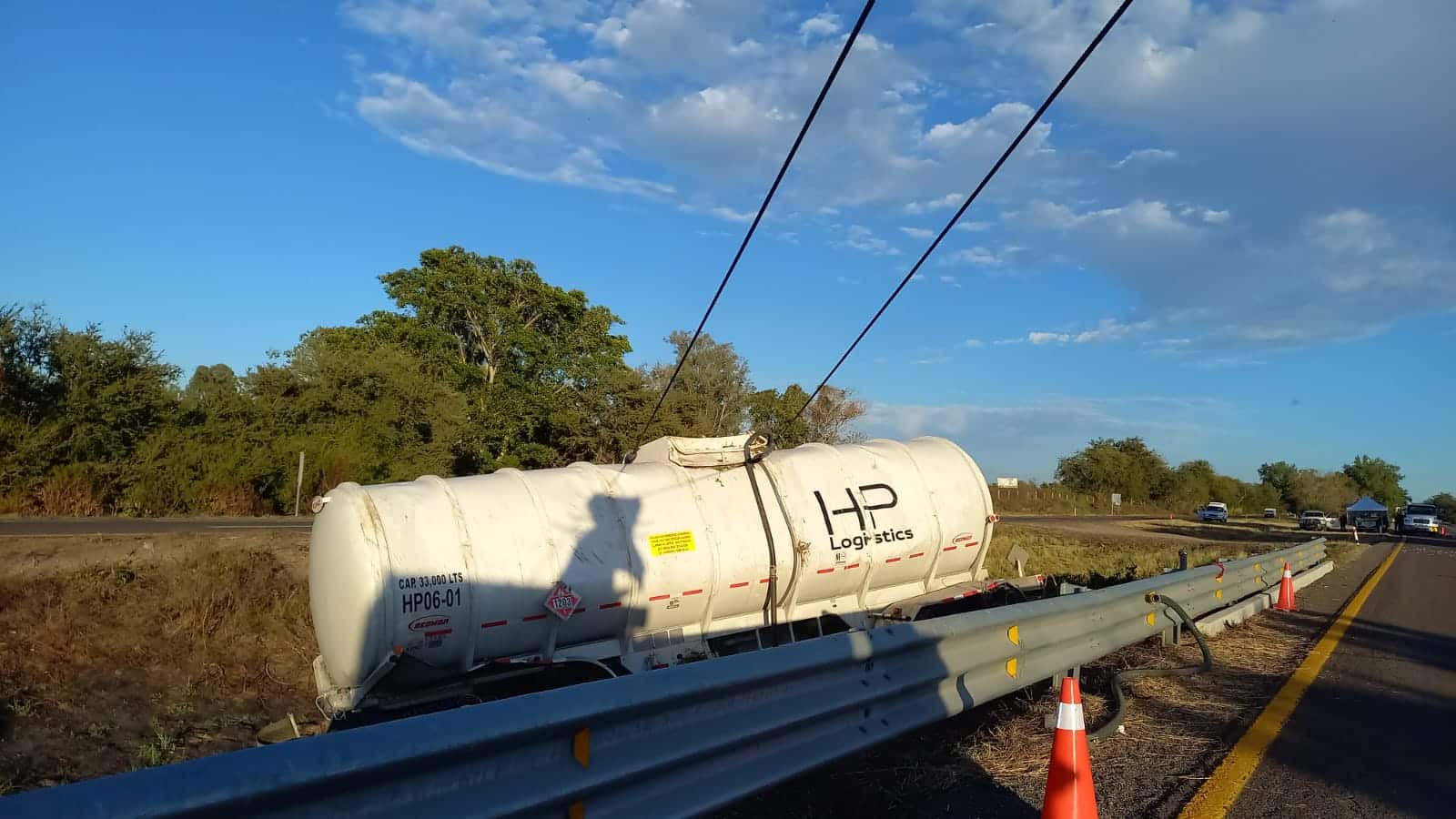 ¡Ya hay paso para Mazatlán! Abren la Maxipista tras volcadura de pipa con hidrocarburo en Culiacán