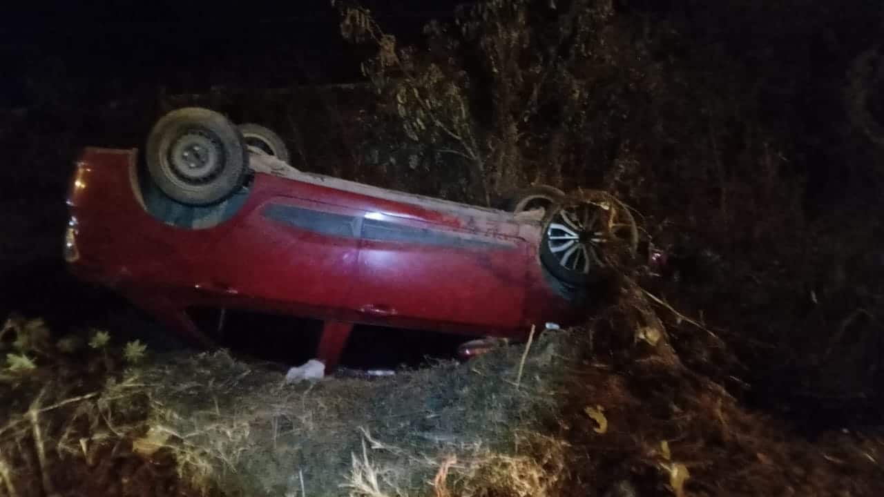 ¡Volantazo! Conductora termina volcada, en La Sirena, Mazatlán, al evitar chocar contra un tráiler atravesado