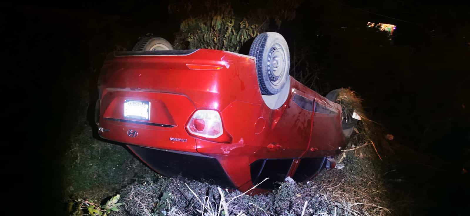 ¡Volantazo! Conductora termina volcada, en La Sirena, Mazatlán, al evitar chocar contra un tráiler atravesado