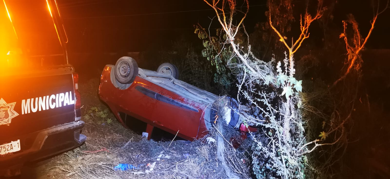 ¡Volantazo! Conductora termina volcada, en La Sirena, Mazatlán, al evitar chocar contra un tráiler atravesado