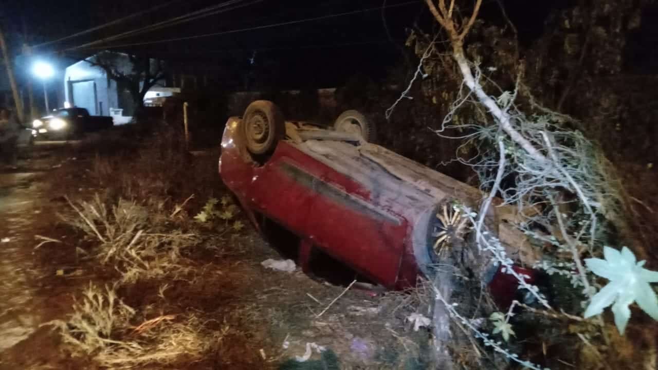 ¡Volantazo! Conductora termina volcada, en La Sirena, Mazatlán, al evitar chocar contra un tráiler atravesado