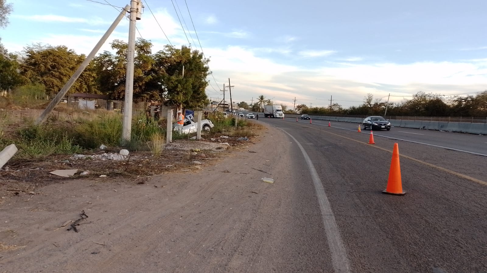 Camioneta queda en pérdida total tras accidente en la carretera Culiacán-Eldorado