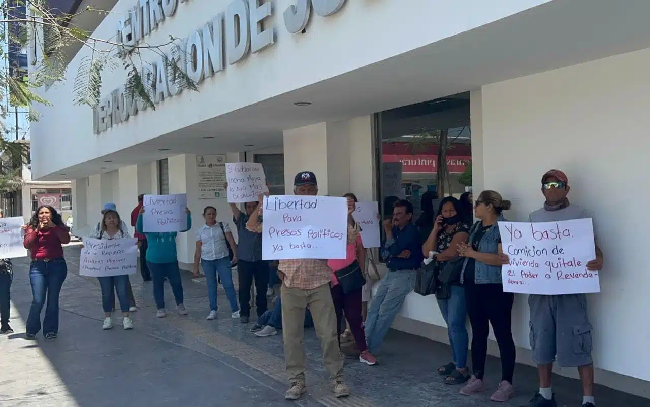¡Que liberen a Juan, Yesenia y Karen! Protestan en la Vicefiscalía por detenidos en bloqueo de la Mochis-Topo