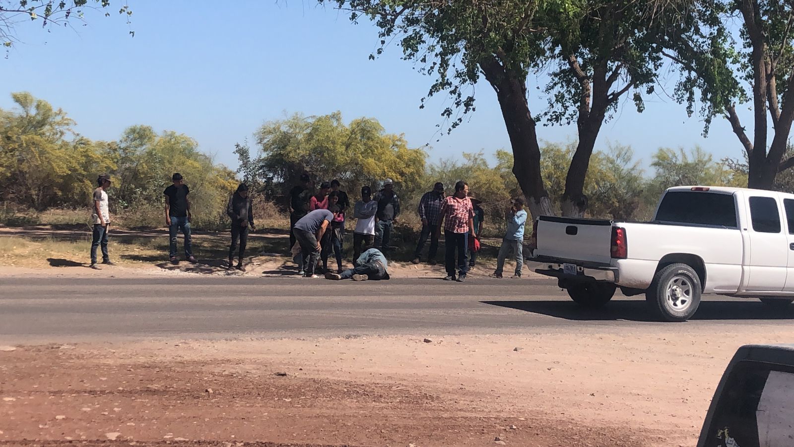 ¡Lo levantó con el retrovisor! Trabajador de campo es atropellado por vehículo en Compuertas