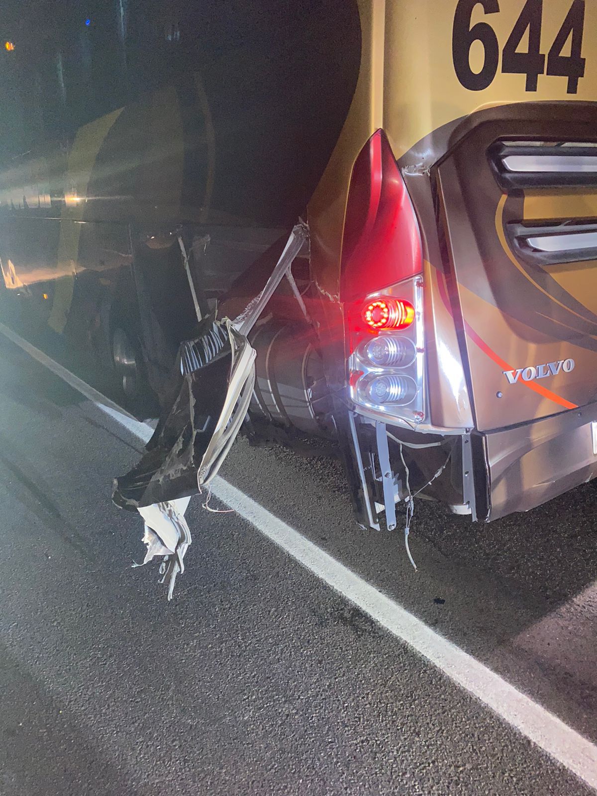 Alexis quedó prensado al chocar contra tráiler y autobús por La Costera 