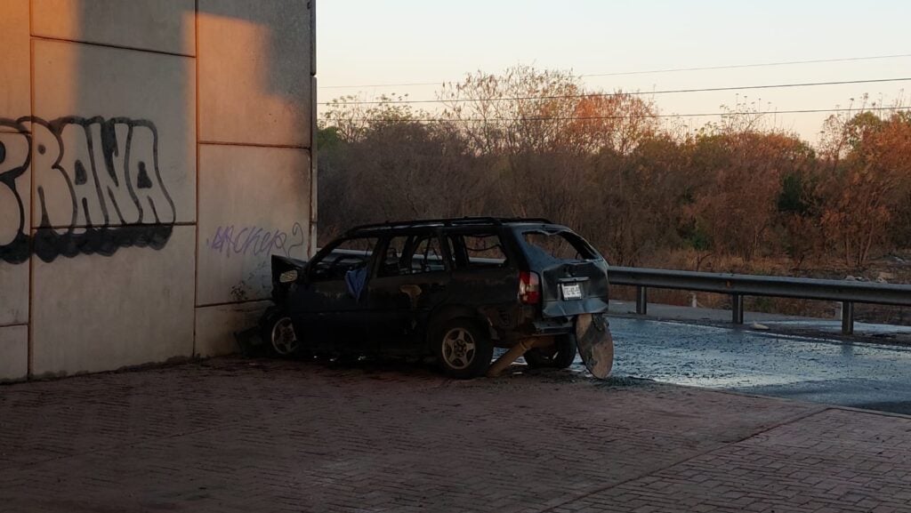 Muere calcinado un hombre tras chocar con el muro del puente de la Costerita, al sur de Culiacán