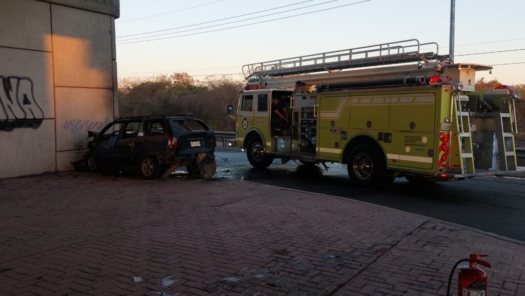 Muere calcinado un hombre tras chocar con el muro del puente de la Costerita, al sur de Culiacán