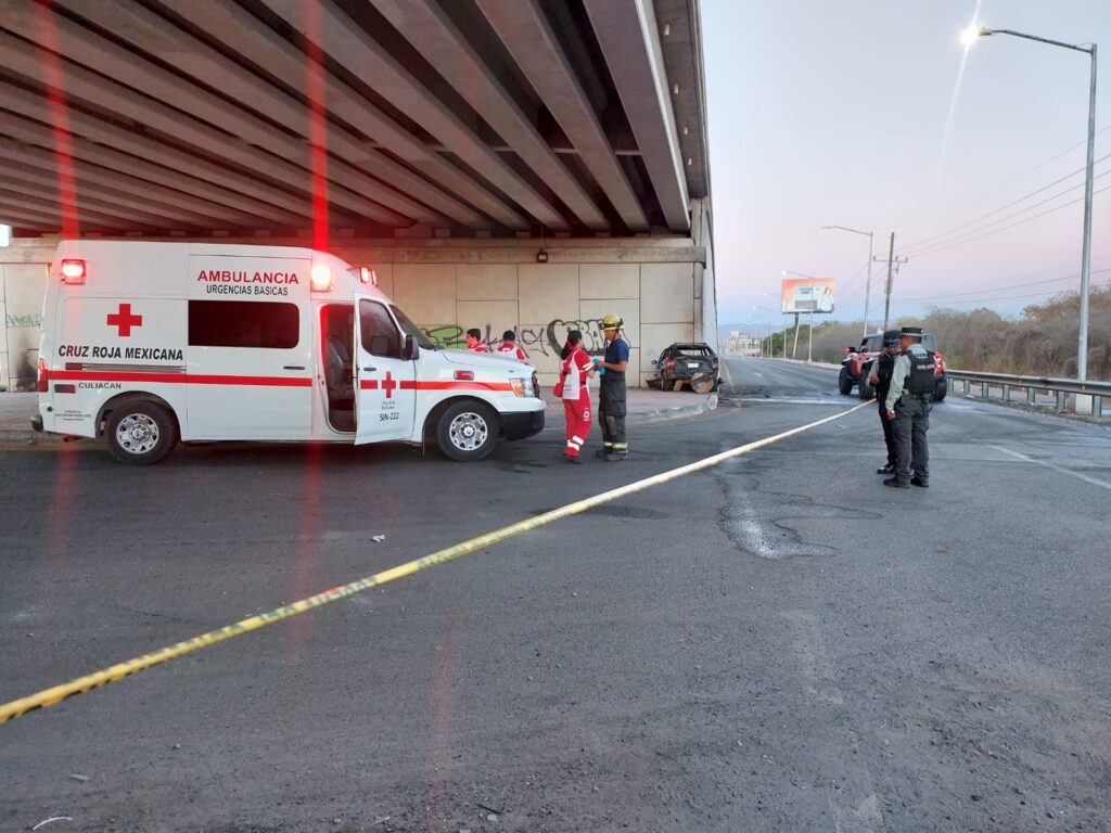 Muere calcinado un hombre tras chocar con el muro del puente de la Costerita, al sur de Culiacán