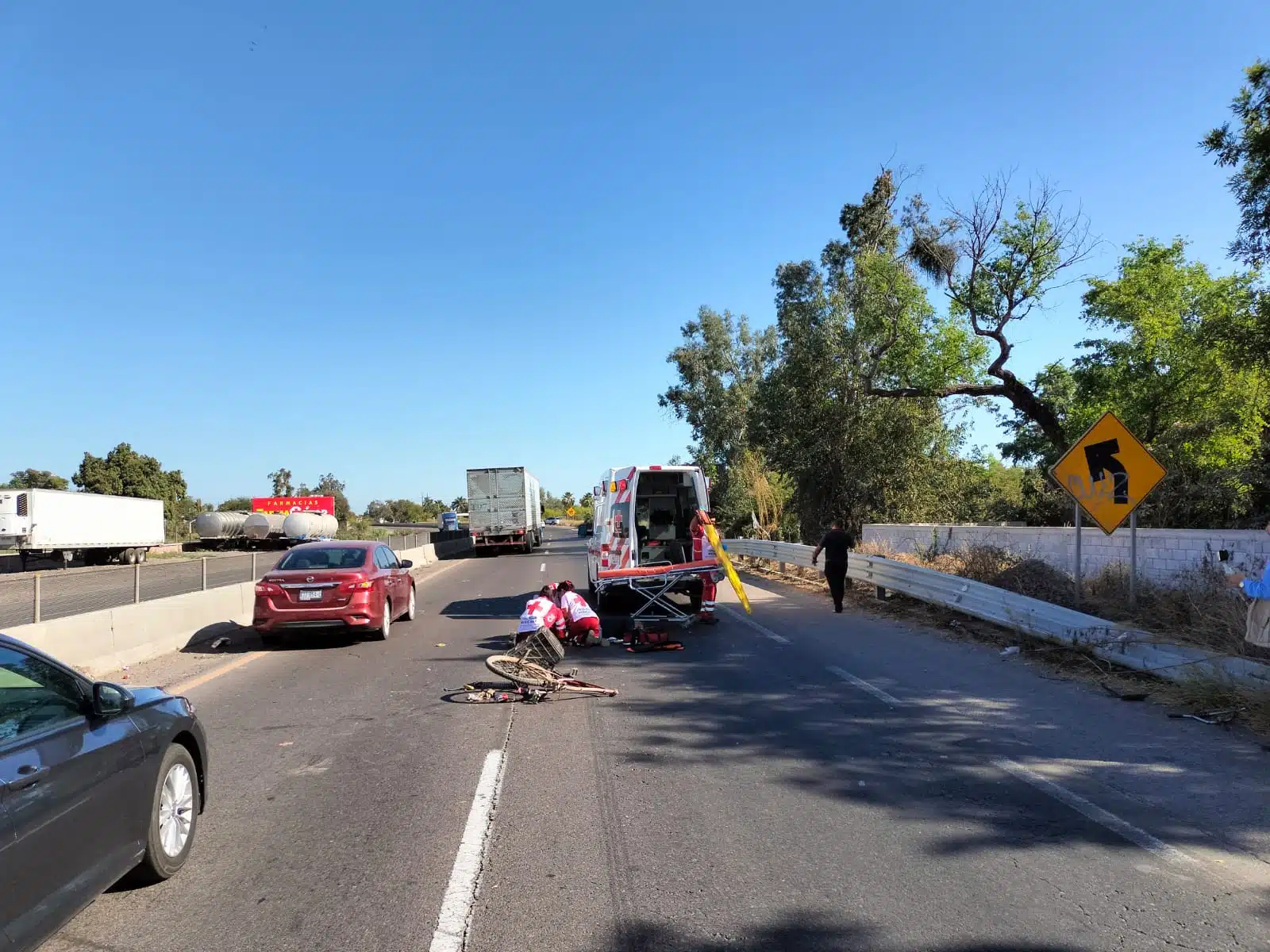 Atropellan a Don Moroyoqui en Guasave; iba en una bicicleta y quería cruzar la México 15