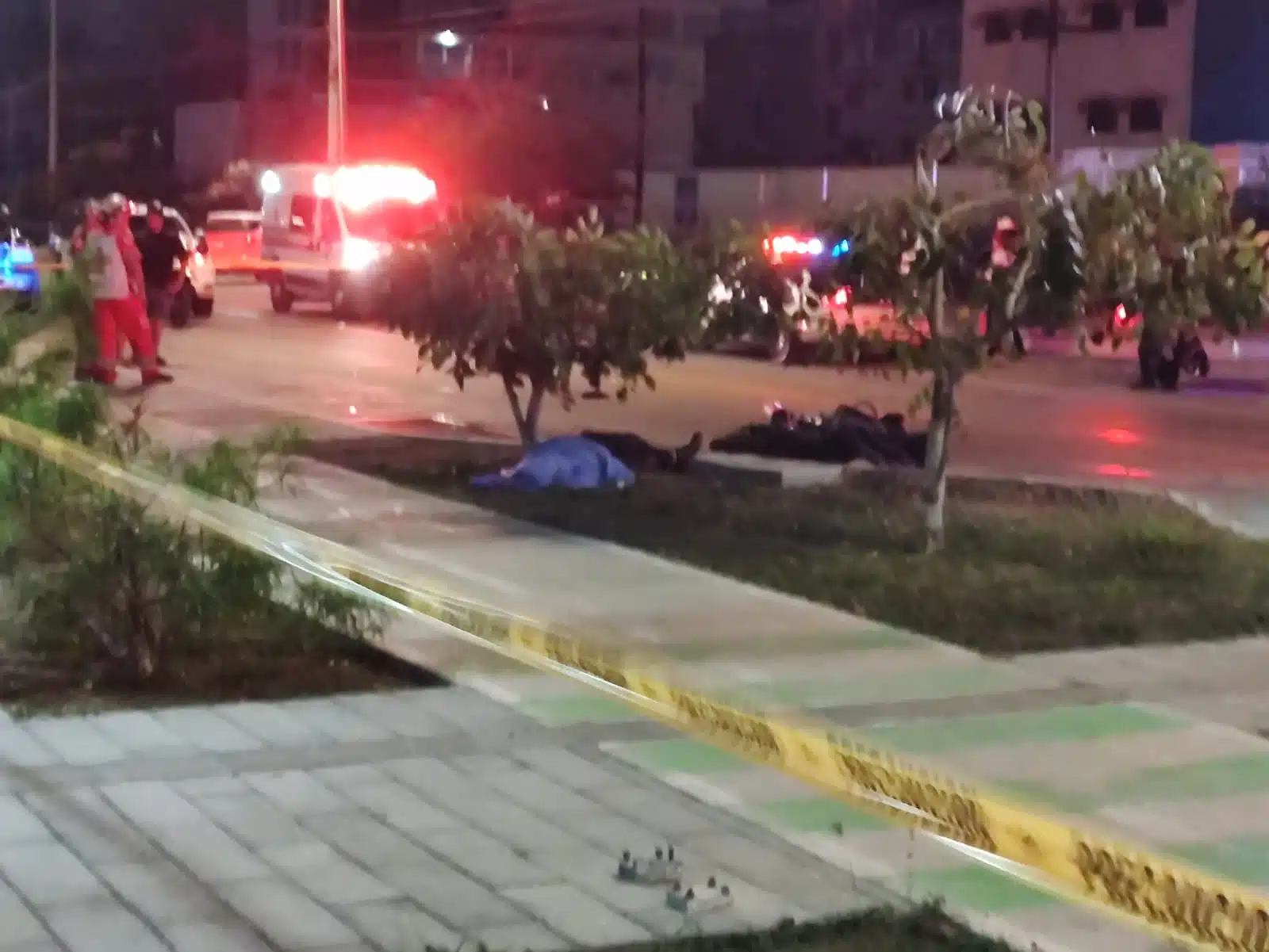 ¡Su familia vio la tragedia! Tras esquivar a un peatón, menor en moto muere al derrapar en Mazatlán