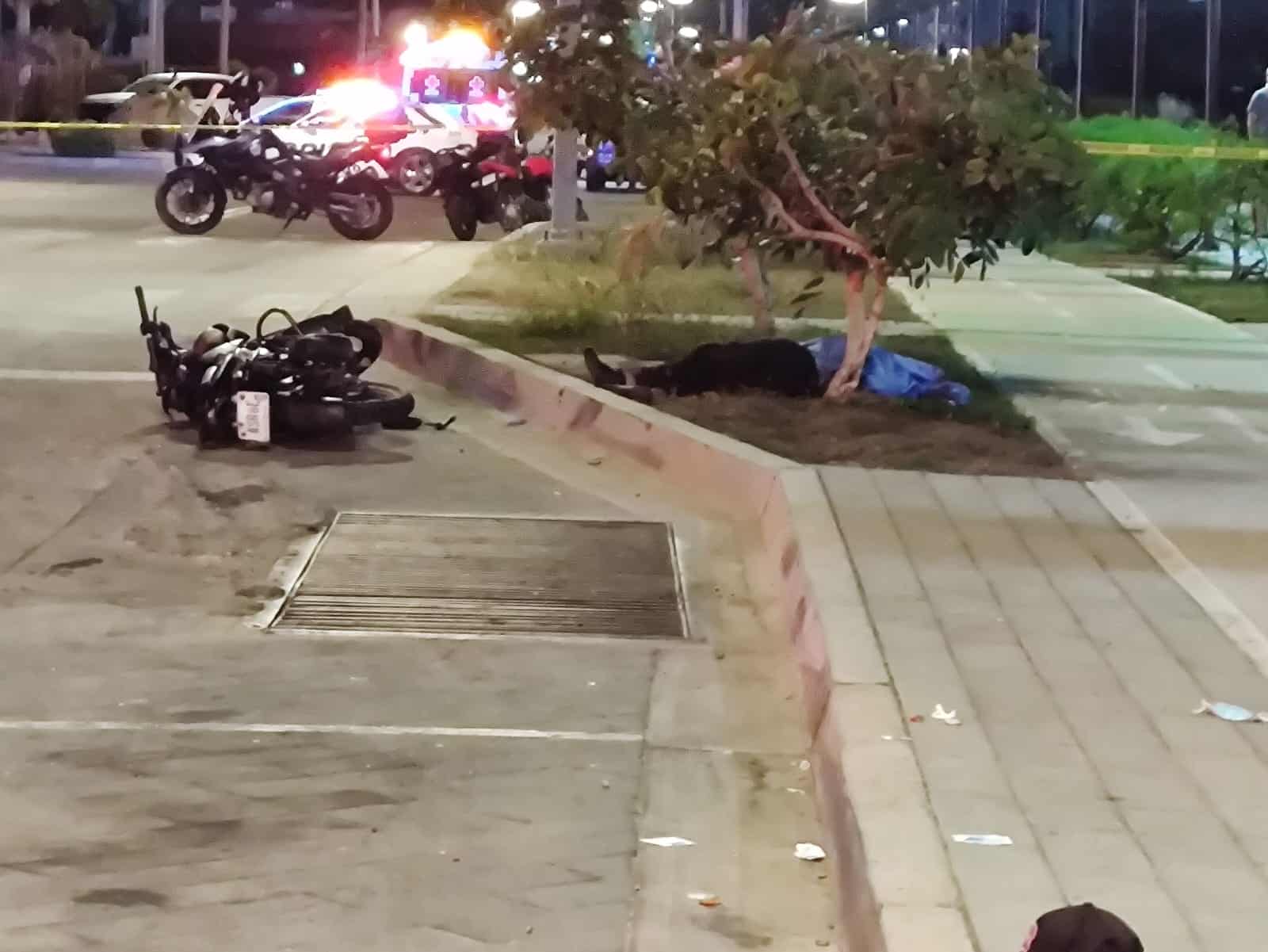 ¡Su familia vio la tragedia! Tras esquivar a un peatón, menor en moto muere al derrapar en Mazatlán /Fotos Martín Castellanos 