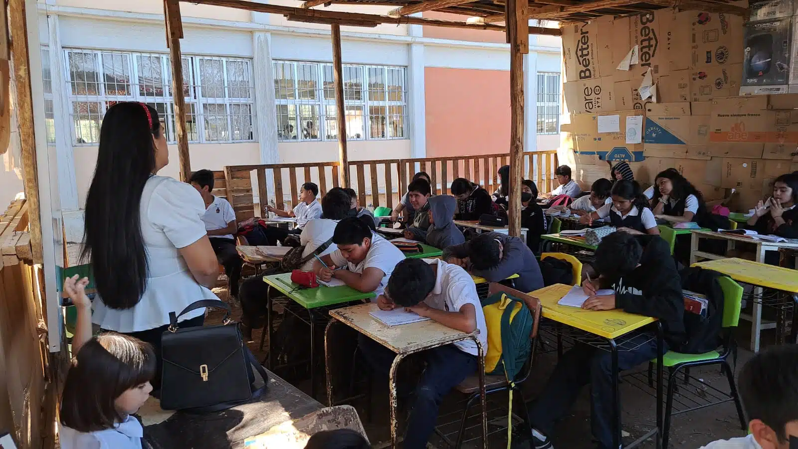 ¡Sin atención! En Mazatlán aún existen escuelas en las que sus alumnos toman clases en aulas de cartón