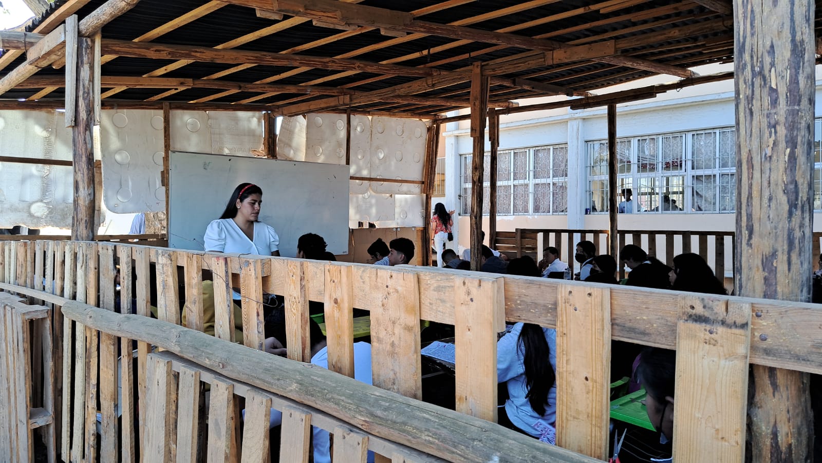 ¡Sin atención! En Mazatlán aún existen escuelas en las que sus alumnos toman clases en aulas de cartón